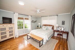 Oleander House - Pet Friendly! Private Pool!