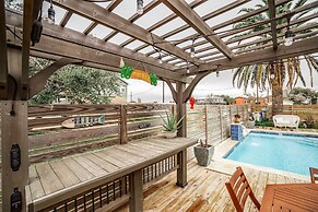 Oleander House - Pet Friendly! Private Pool!
