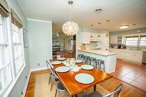 Oleander House - Pet Friendly! Private Pool!