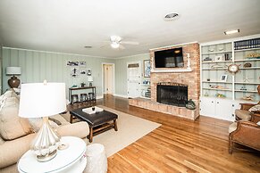 Oleander House - Pet Friendly! Private Pool!