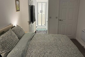 Sleeps 4 With Ensuite and Free Parking
