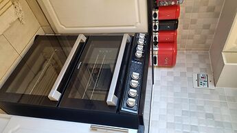 2br/cottage/swimming Pool/near Airport