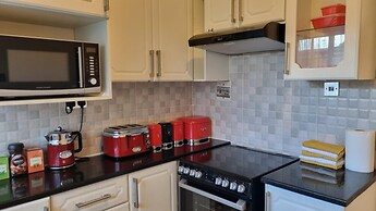 2br/cottage/swimming Pool/near Airport