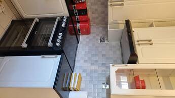 2br/cottage/swimming Pool/near Airport