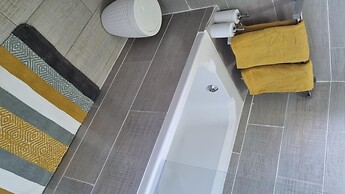 2br/cottage/swimming Pool/near Airport