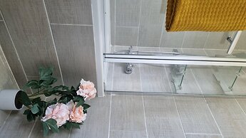 2br/cottage/swimming Pool/near Airport