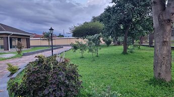 2br/cottage/swimming Pool/near Airport