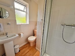 High Trees Gatwick Guest House