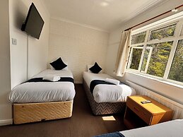 High Trees Gatwick Guest House