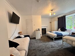 High Trees Gatwick Guest House