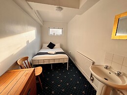 High Trees Gatwick Guest House