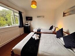 High Trees Gatwick Guest House