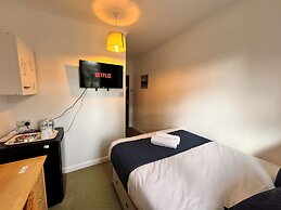 High Trees Gatwick Guest House