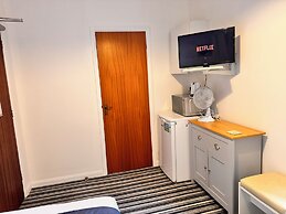 High Trees Gatwick Guest House