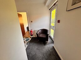 High Trees Gatwick Guest House