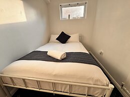 High Trees Gatwick Guest House