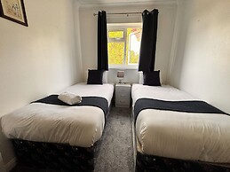 High Trees Gatwick Guest House