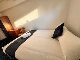 High Trees Gatwick Guest House