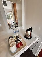 High Trees Gatwick Guest House