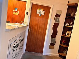 High Trees Gatwick Guest House