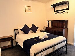 High Trees Gatwick Guest House