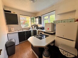 High Trees Gatwick Guest House