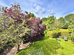 High Trees Gatwick Guest House