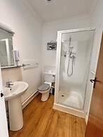 High Trees Gatwick Guest House