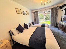 High Trees Gatwick Guest House