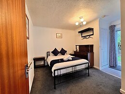 High Trees Gatwick Guest House