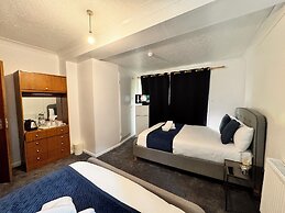 High Trees Gatwick Guest House