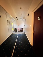 High Trees Gatwick Guest House