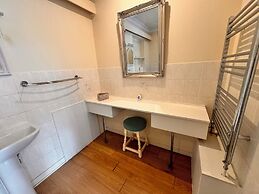 High Trees Gatwick Guest House