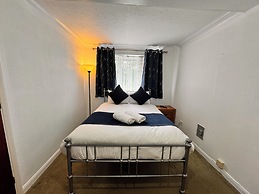 High Trees Gatwick Guest House