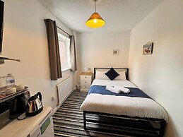 High Trees Gatwick Guest House