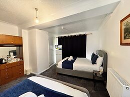 High Trees Gatwick Guest House