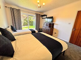 High Trees Gatwick Guest House