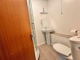 High Trees Gatwick Guest House