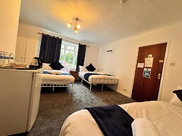 High Trees Gatwick Guest House