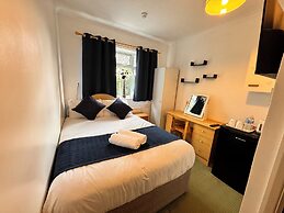 High Trees Gatwick Guest House