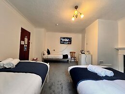 High Trees Gatwick Guest House