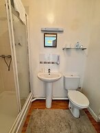 High Trees Gatwick Guest House