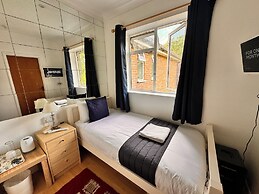 High Trees Gatwick Guest House