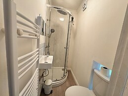 High Trees Gatwick Guest House