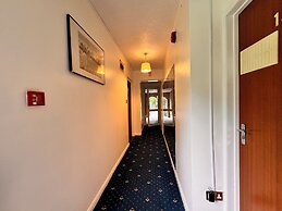 High Trees Gatwick Guest House