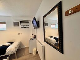 High Trees Gatwick Guest House