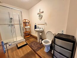 High Trees Gatwick Guest House