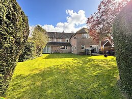 High Trees Gatwick Guest House