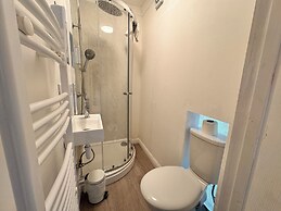 High Trees Gatwick Guest House