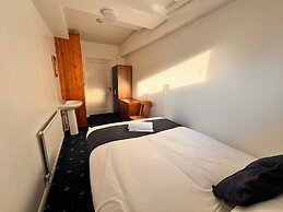 High Trees Gatwick Guest House